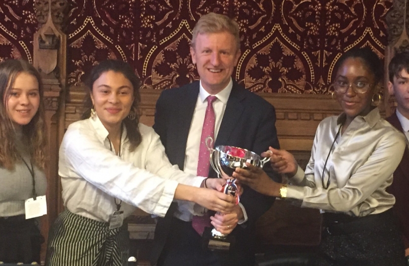 Oliver Dowden MP with Queens' and Kings Langley schools - 15.03.19.jpg